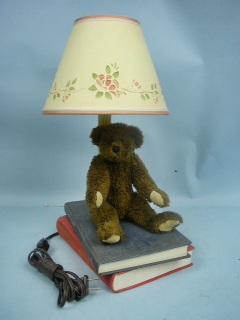 15 Bear on Books Accent Lamp   Handcrafted  